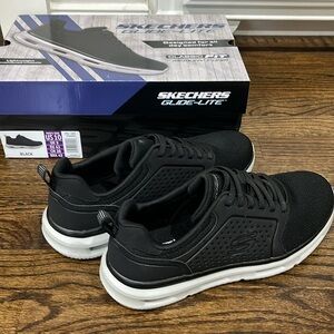 NWT men’s Skechers size 10